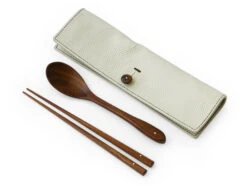 Besteck Set Mit Essstäbchen, Löffel Und Leder-Tasche -Sakura Verkauf besteck set mit essstaebchen loeffel und leder tasche 1