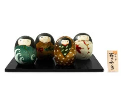 Kokeshi: Holzfigur Shiki Set, 4 Figuren -Sakura Verkauf kokeshi holzfigur shiki set 4 figuren 1